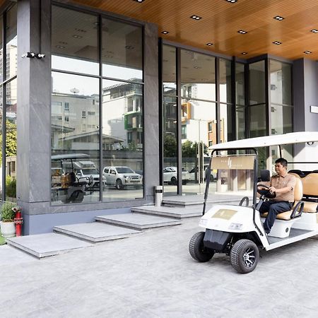 Pure Eleven Hotel Bangkok Makkasan Exterior foto